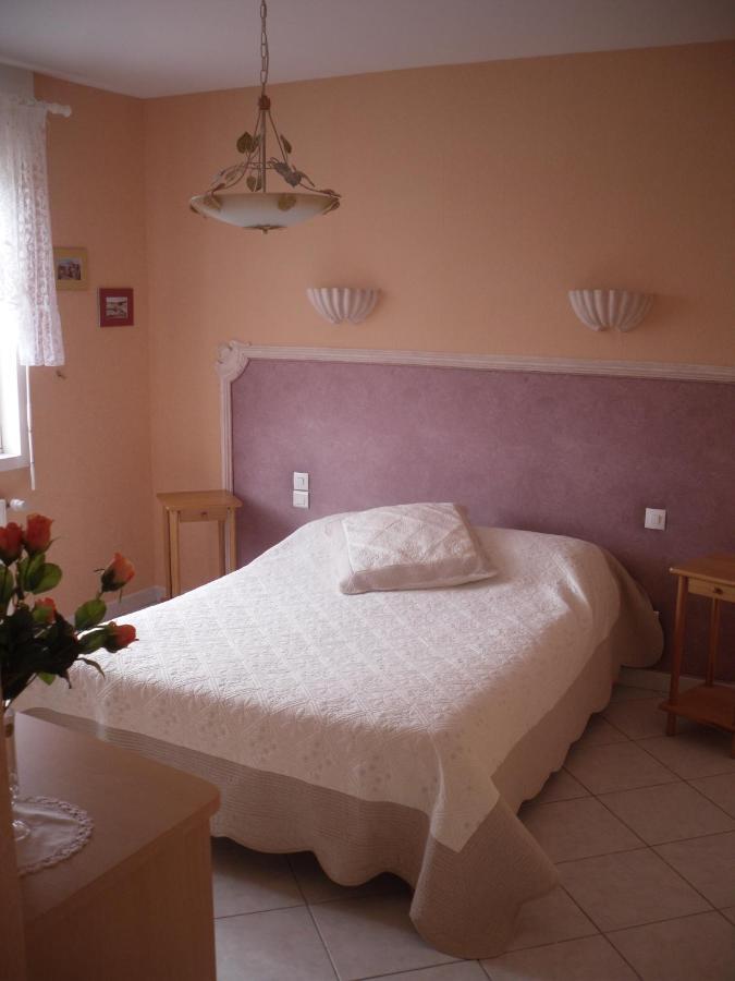 Domaine De La Pendule Bed and Breakfast Issel Exteriör bild